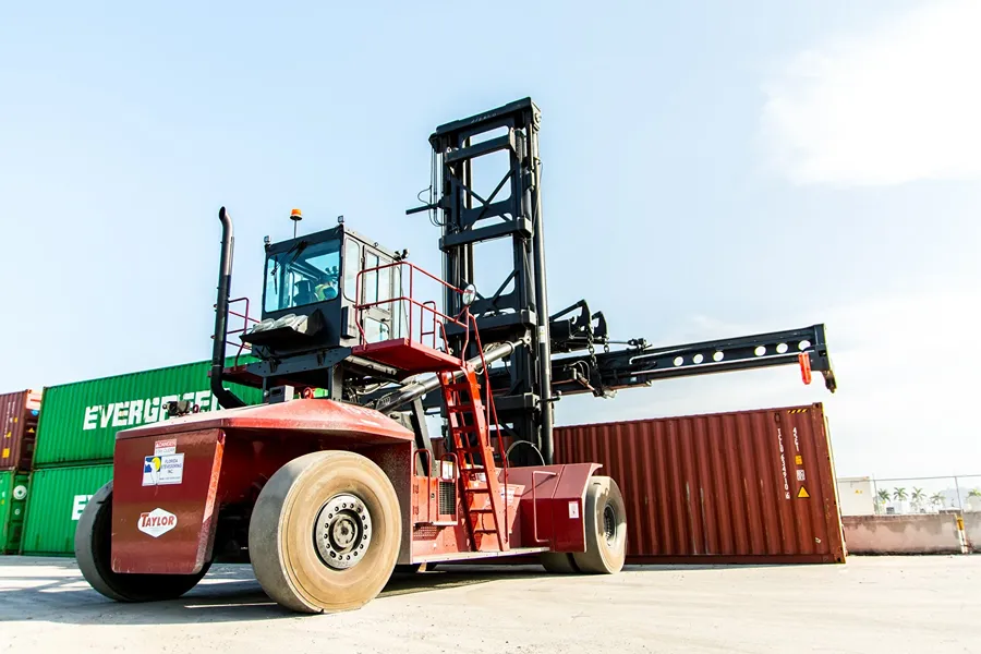 Taylor XLC-975 Loaded Container Handler
